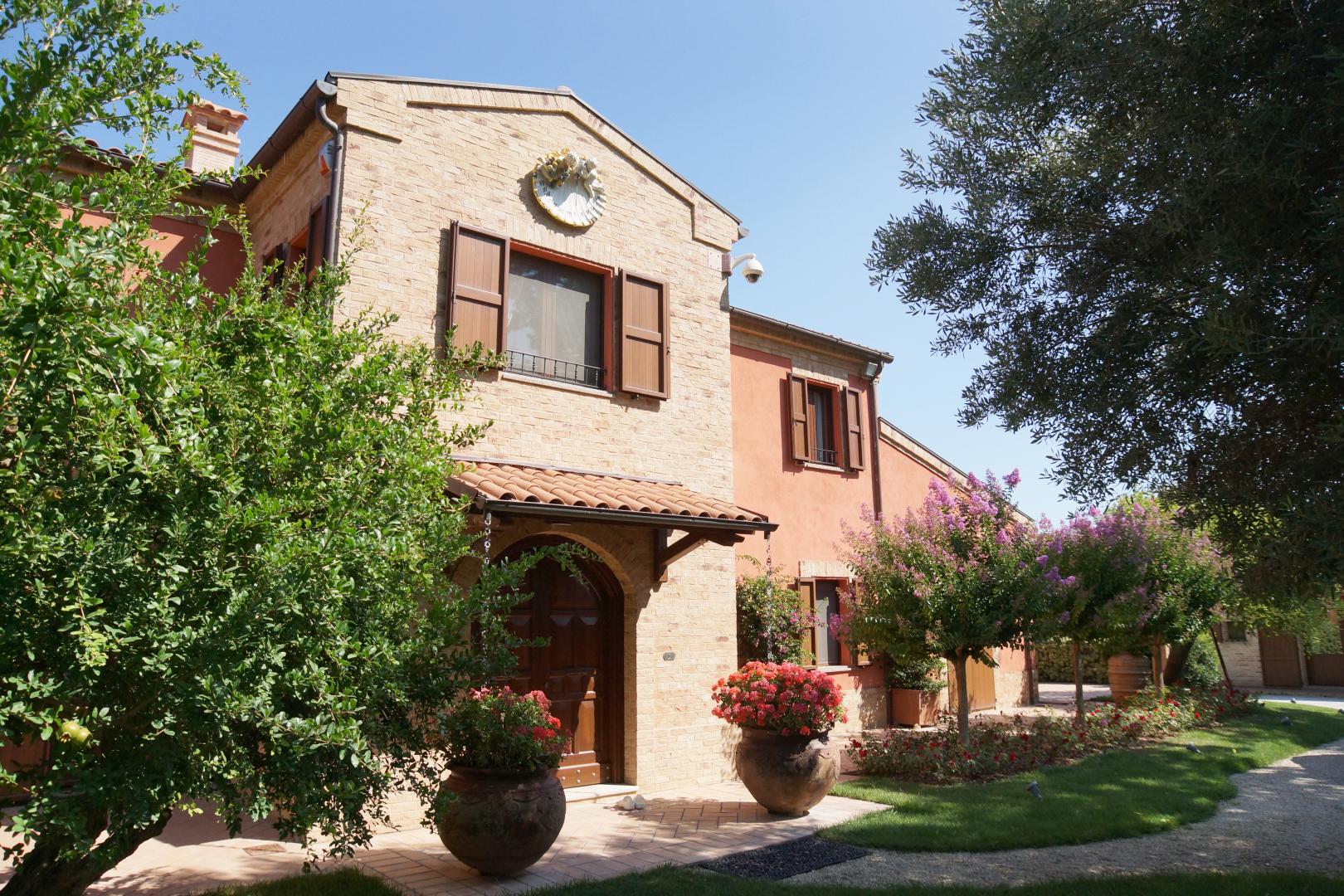 Prestigious villa in a splendid hilly position in Potenza Picena with sea view, olive grove, swimming pool and dependence.