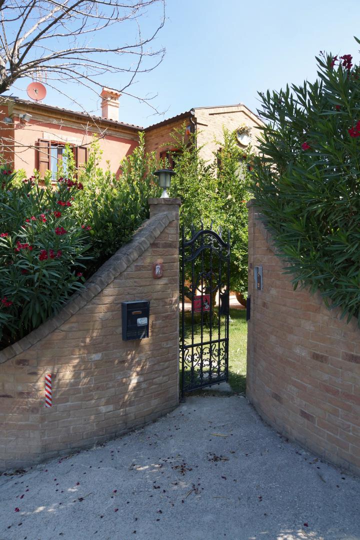Prestigious villa in a splendid hilly position in Potenza Picena with sea view, olive grove, swimming pool and dependence.