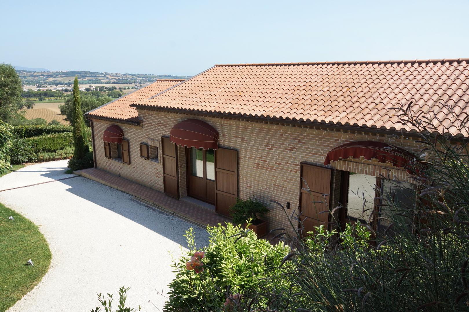 Prestigious villa in a splendid hilly position in Potenza Picena with sea view, olive grove, swimming pool and dependence.