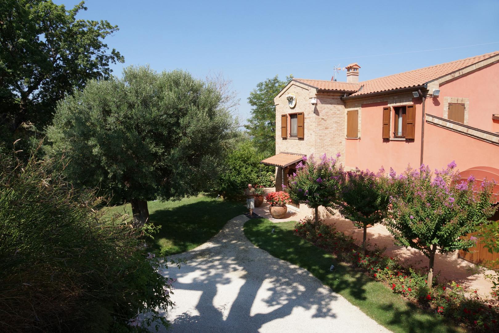 Prestigious villa in a splendid hilly position in Potenza Picena with sea view, olive grove, swimming pool and dependence.