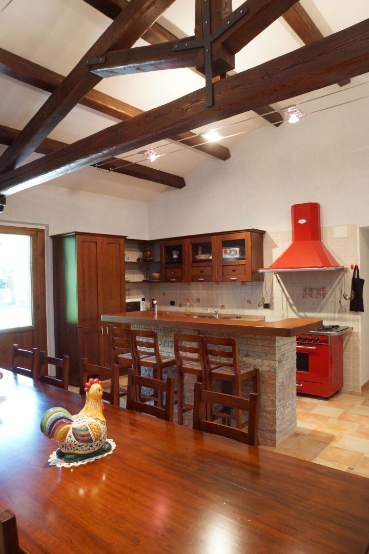 Prestigious villa in a splendid hilly position in Potenza Picena with sea view, olive grove, swimming pool and dependence.