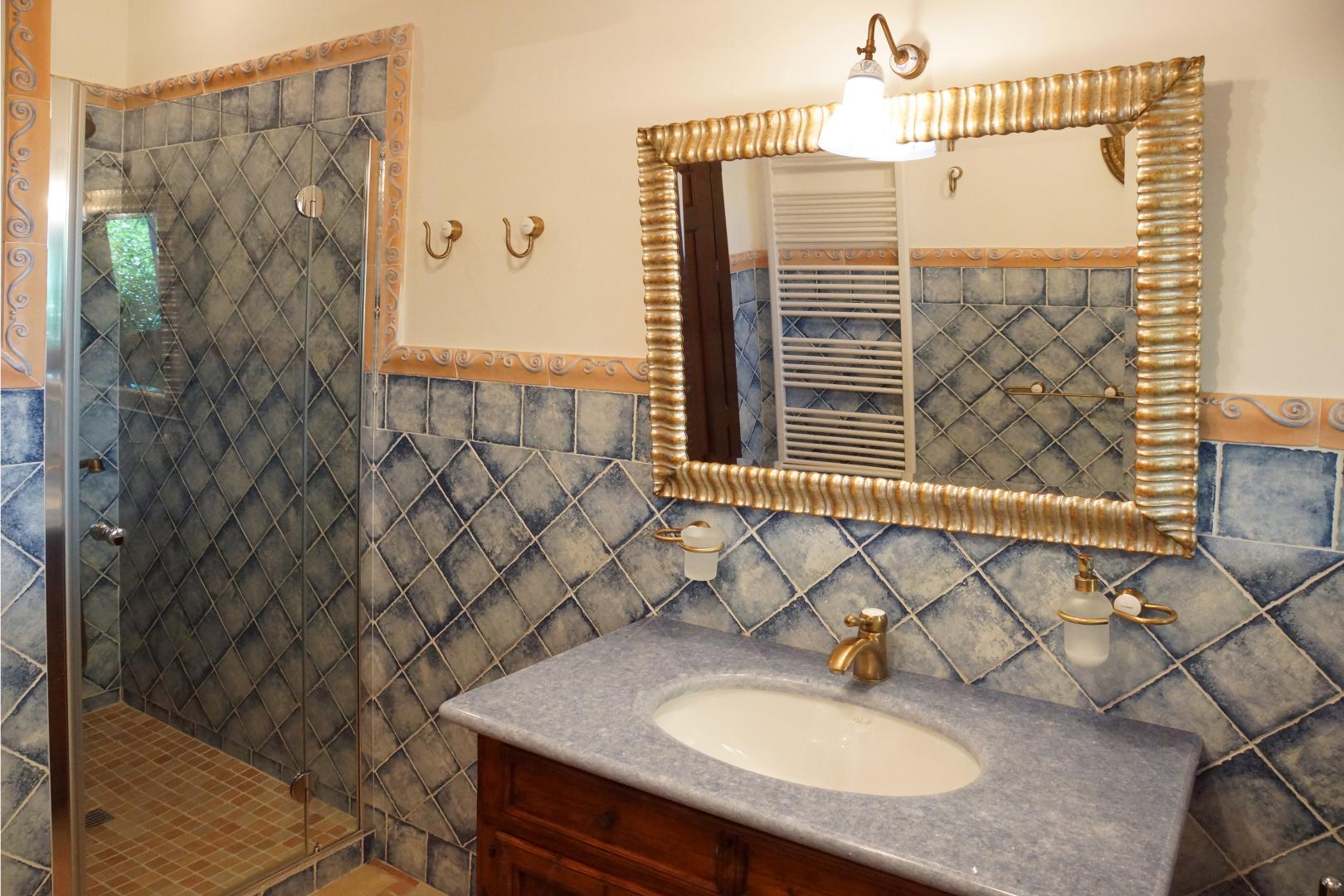 Prestigious villa in a splendid hilly position in Potenza Picena with sea view, olive grove, swimming pool and dependence.