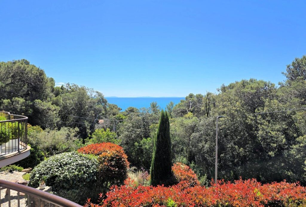 Villa free on four sides with garden and livorno sea view