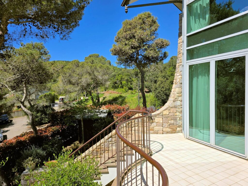 Villa free on four sides with garden and livorno sea view