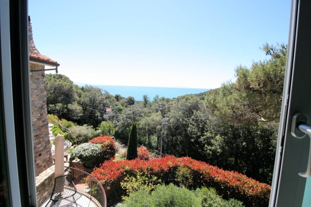 Villa free on four sides with garden and livorno sea view