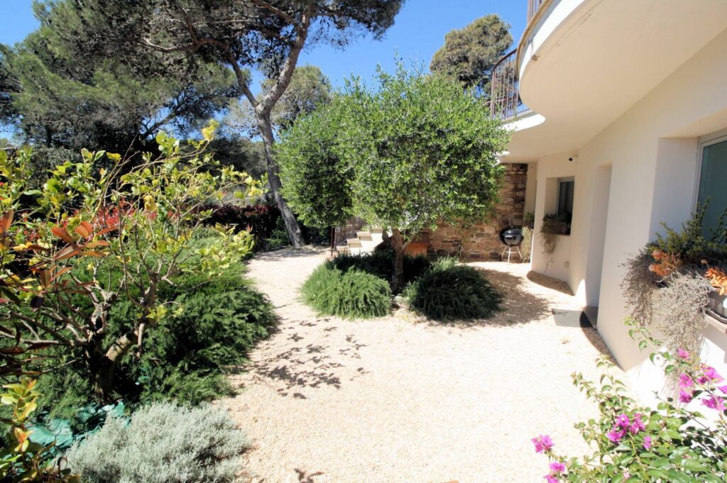 Villa free on four sides with garden and livorno sea view