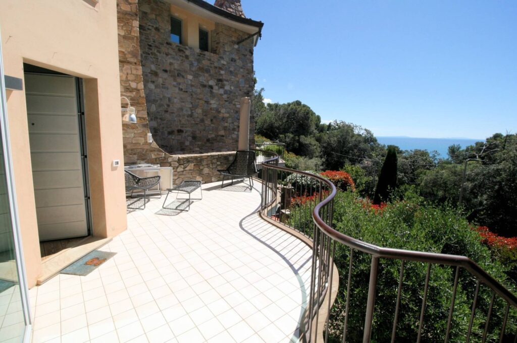 Villa free on four sides with garden and livorno sea view