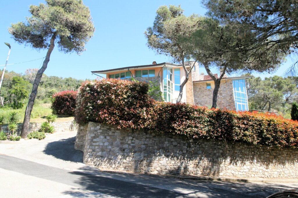 Villa free on four sides with garden and livorno sea view