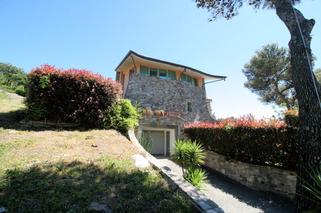 Villa free on four sides with garden and livorno sea view