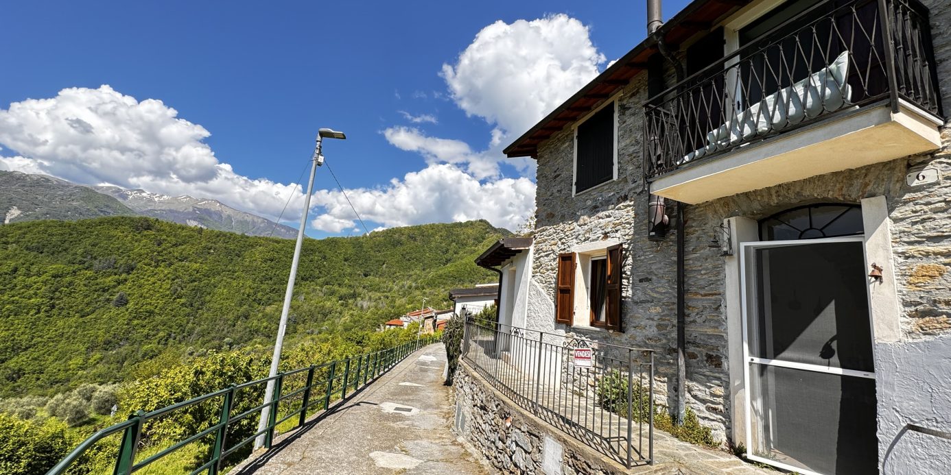 Detached house with garden and car parking