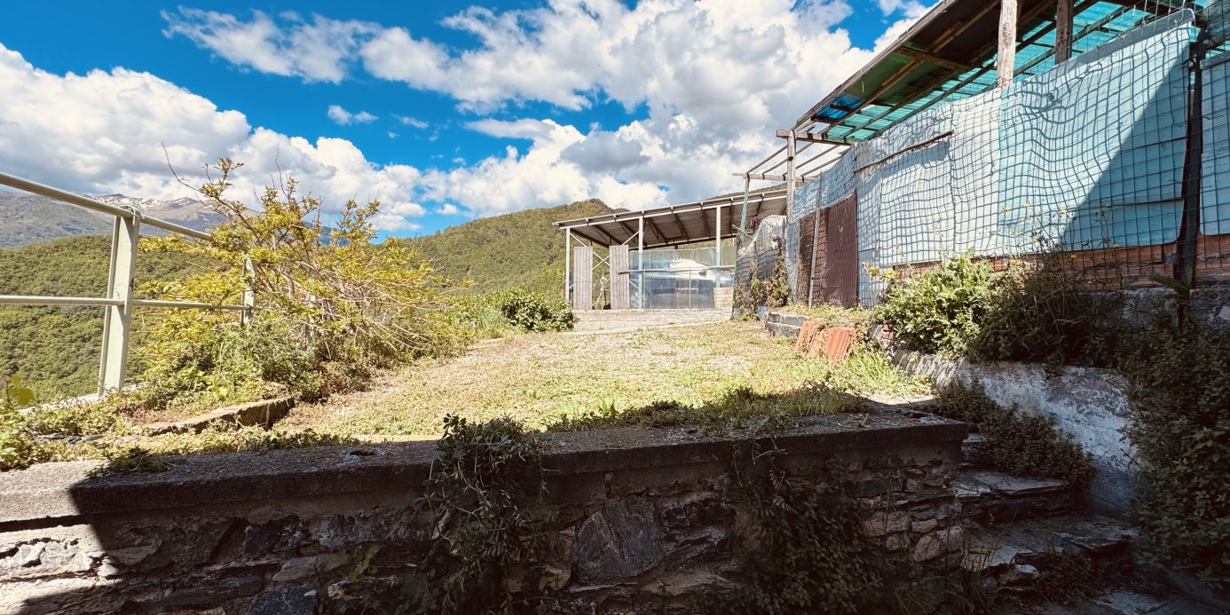 Detached house with garden and car parking