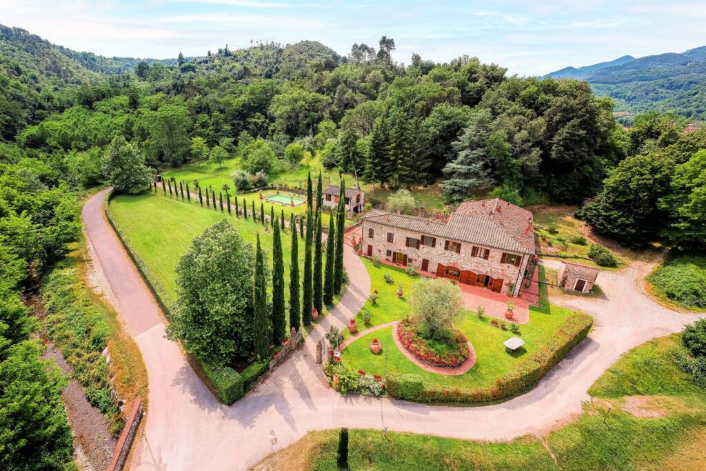 Superb Estate with a swimming-pool, tennis court on the hills of Lucca