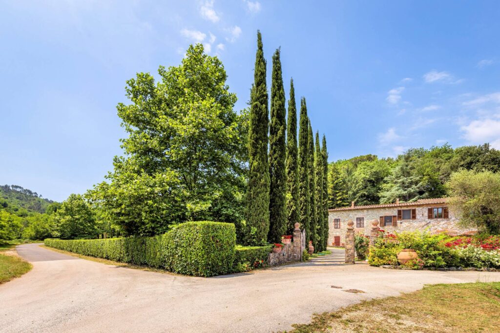 Superb Estate with a swimming-pool, tennis court on the hills of Lucca