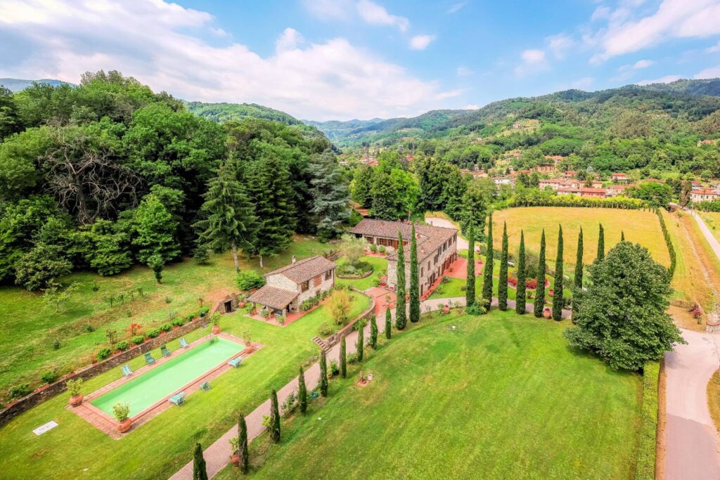 Superb Estate with a swimming-pool, tennis court on the hills of Lucca