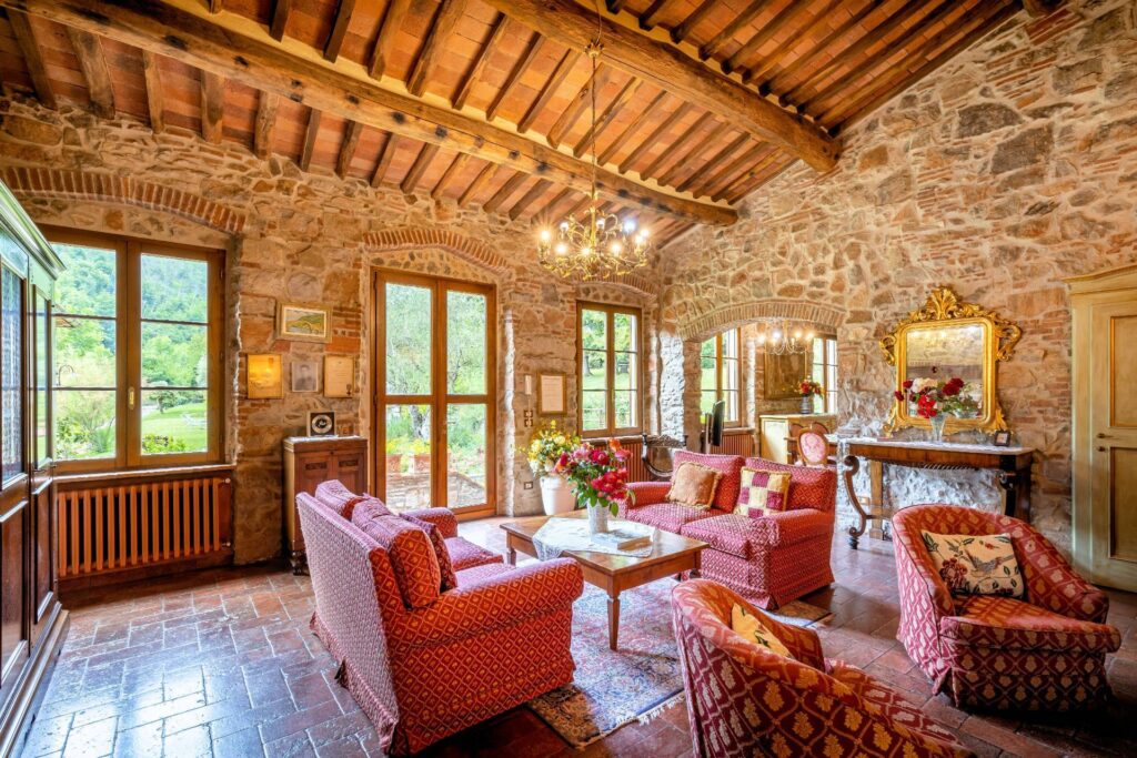 Superb Estate with a swimming-pool, tennis court on the hills of Lucca