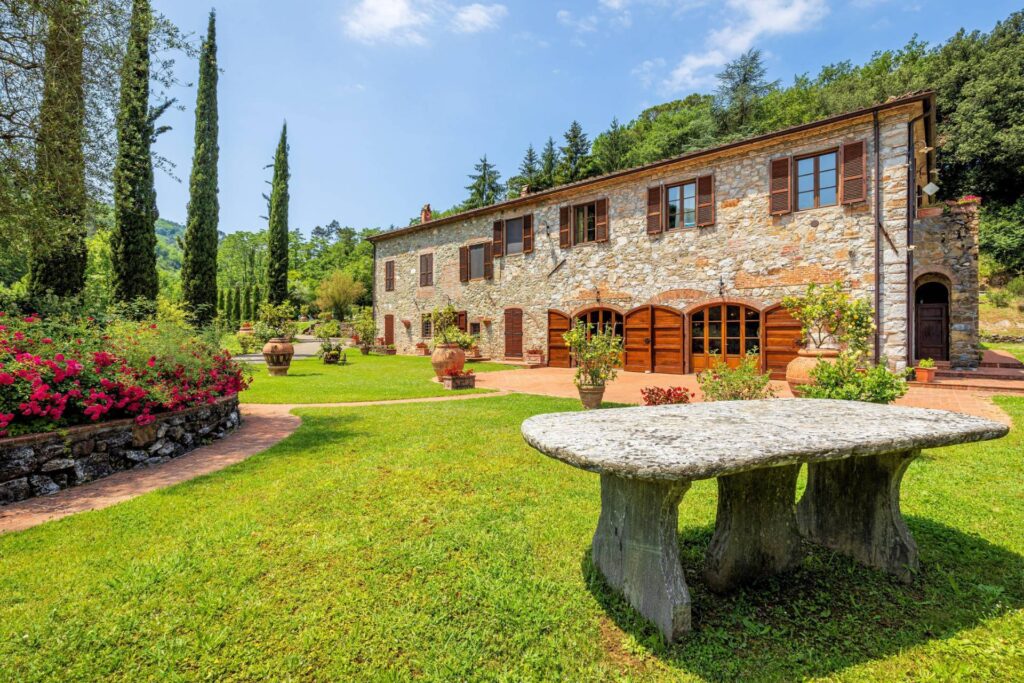 Superb Estate with a swimming-pool, tennis court on the hills of Lucca