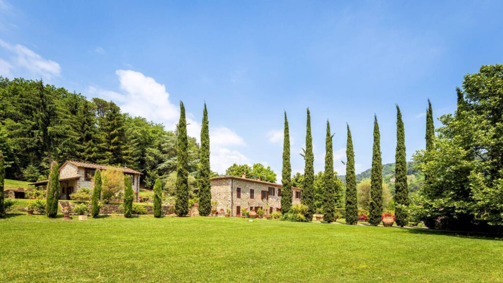 Superb Estate with a swimming-pool, tennis court on the hills of Lucca