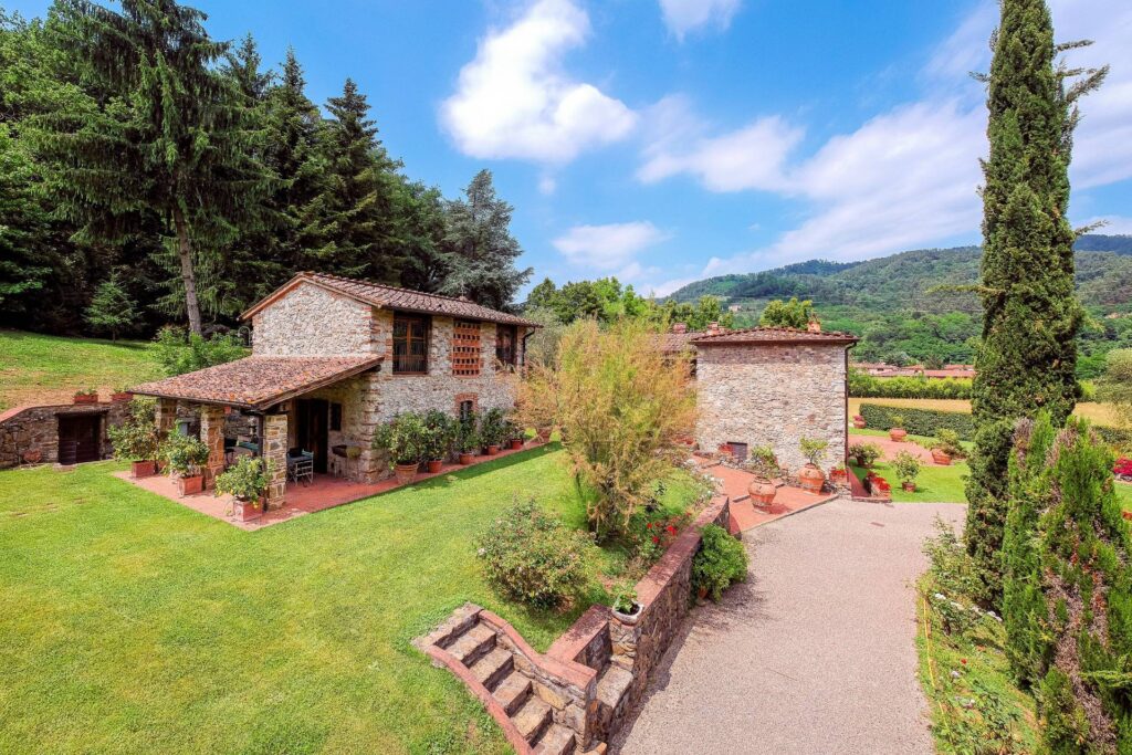 Superb Estate with a swimming-pool, tennis court on the hills of Lucca