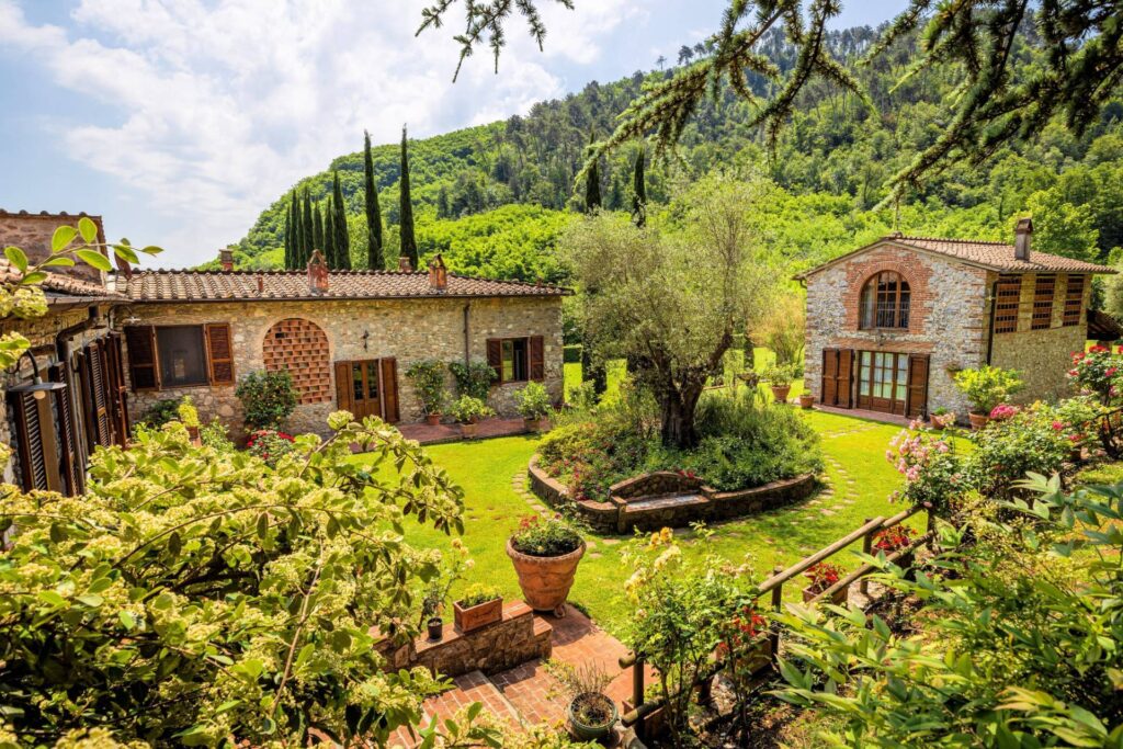 Superb Estate with a swimming-pool, tennis court on the hills of Lucca