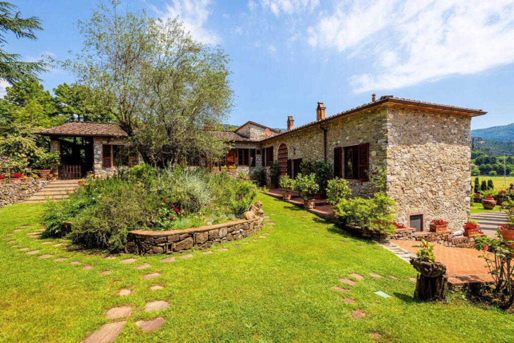 Superb Estate with a swimming-pool, tennis court on the hills of Lucca