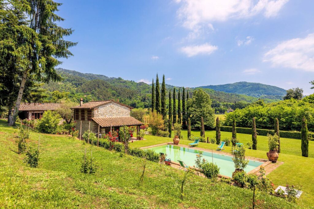 Superb Estate with a swimming-pool, tennis court on the hills of Lucca