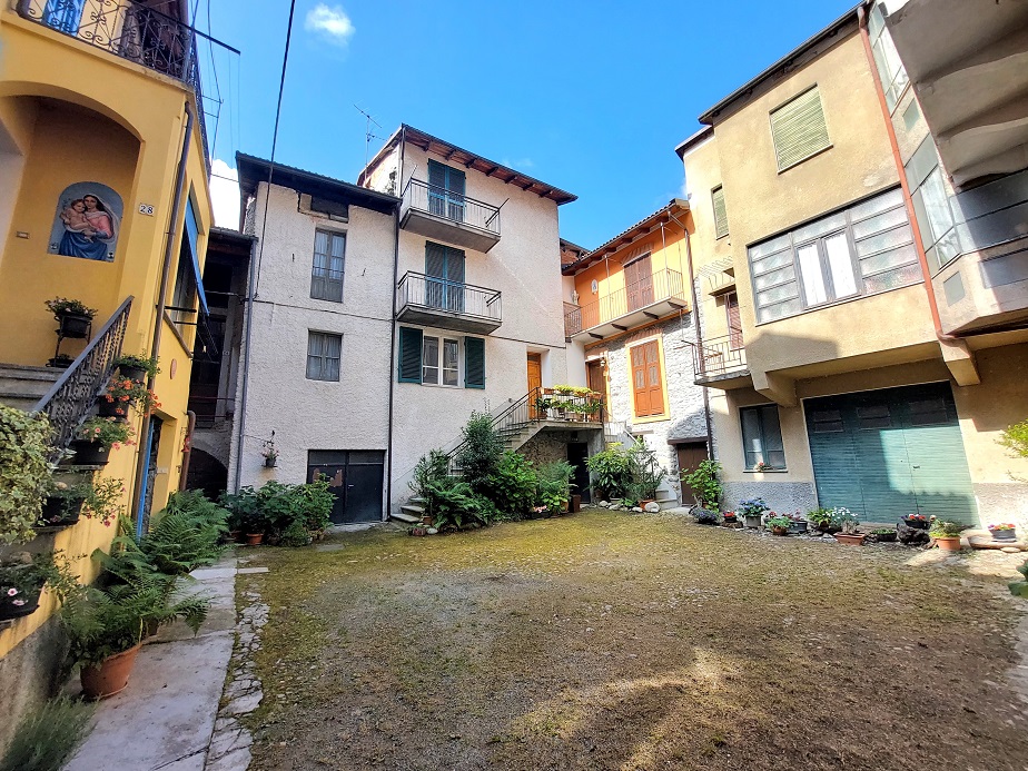 House overlooking an ancient courtyard in the center of Ormea