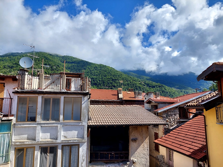 House overlooking an ancient courtyard in the center of Ormea