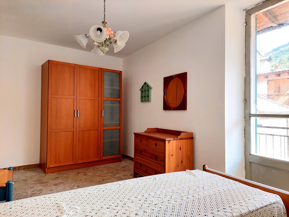 House overlooking an ancient courtyard in the center of Ormea