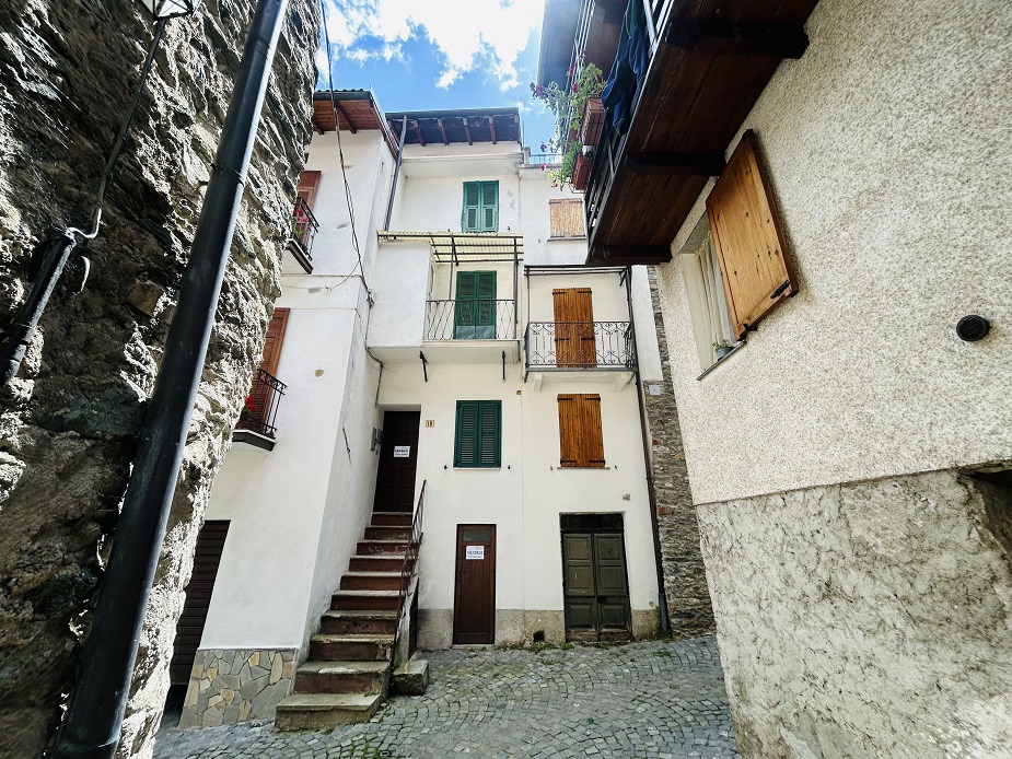 Semi-detached house with panoramic terrace.