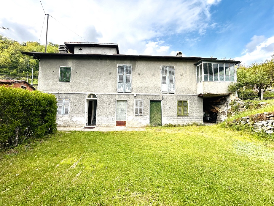 Detached house with 6500 m2 of agricultural land