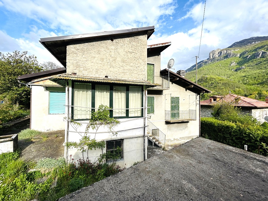 Detached house with 6500 m2 of agricultural land