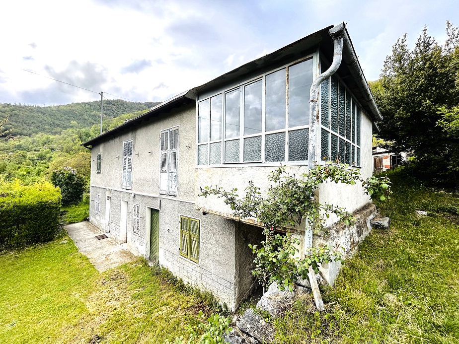 Detached house with 6500 m2 of agricultural land