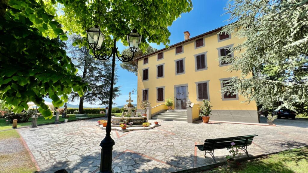 Villa with park and swimming pool Lucca