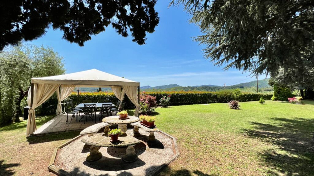 Villa with park and swimming pool Lucca