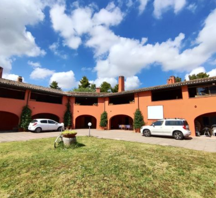 Terraced house surrounded by a 10.000 private outdoor space