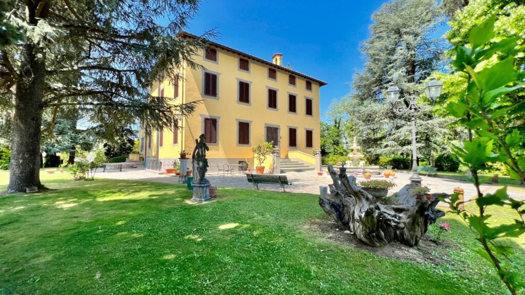 Villa with park and swimming pool Lucca