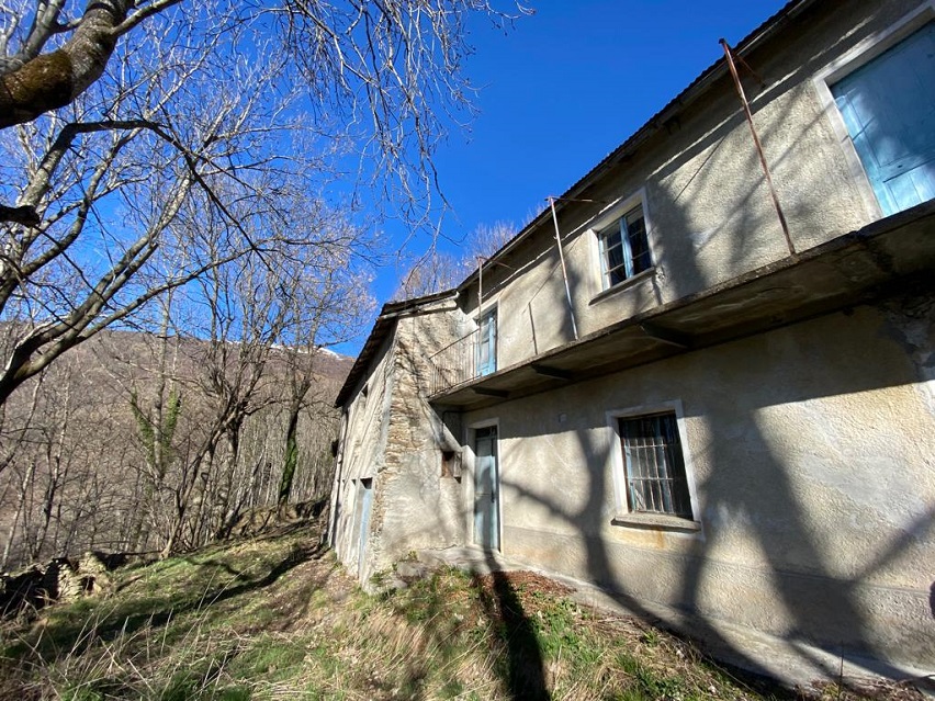 Detached rustic house with 19,000 m2 of land