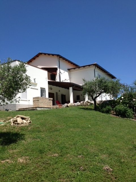 Family property 30 minutes from Pescara airport and beaches, 1 hour from national parks and ski slopes, panoramic views of Abruzzo and just 10 minutes of the vibrant towns of Loreto Aprutino and Penne