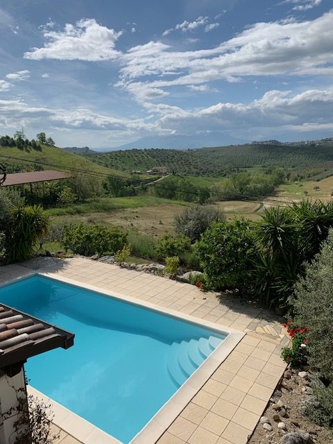 Family property 30 minutes from Pescara airport and beaches, 1 hour from national parks and ski slopes, panoramic views of Abruzzo and just 10 minutes of the vibrant towns of Loreto Aprutino and Penne