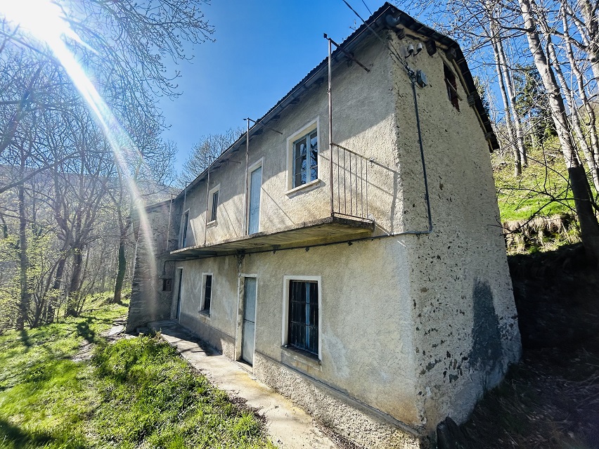 Detached rustic house with 19,000 m2 of land