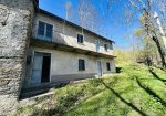 Detached rustic house with 19,000 m2 of land