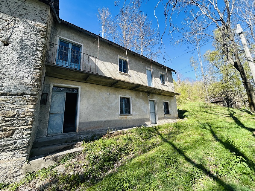 Detached rustic house with 19,000 m2 of land