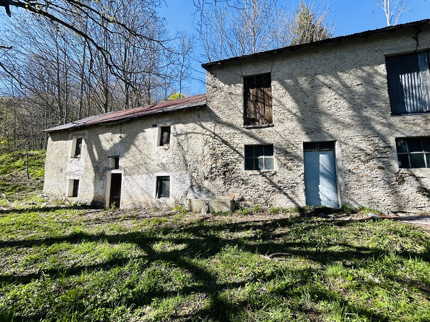 Detached rustic house with 19,000 m2 of land