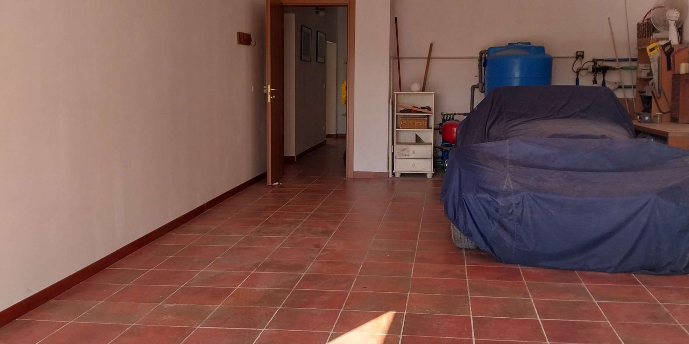 Family property 30 minutes from Pescara airport and beaches, 1 hour from national parks and ski slopes, panoramic views of Abruzzo and just 10 minutes of the vibrant towns of Loreto Aprutino and Penne