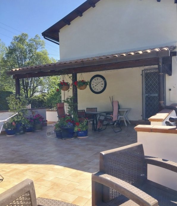 Family property 30 minutes from Pescara airport and beaches, 1 hour from national parks and ski slopes, panoramic views of Abruzzo and just 10 minutes of the vibrant towns of Loreto Aprutino and Penne