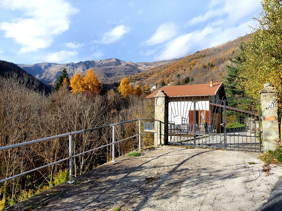 Detached semi-detached house with private garden