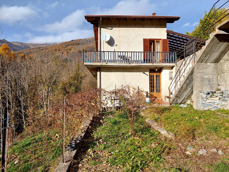 Detached semi-detached house with private garden