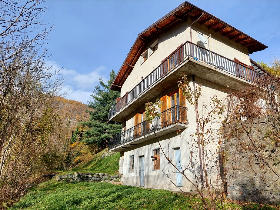 Detached semi-detached house with private garden