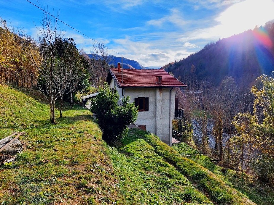 Detached semi-detached house with private garden