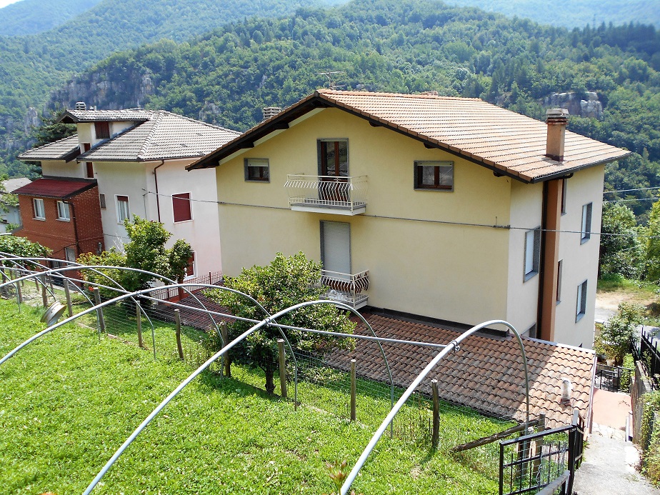 Semi-detached villa near the center of Ormea.